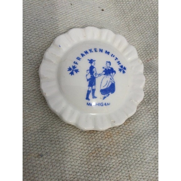 Vintage 2” Frankenmuth Dutch Michigan magnet blue white German traditional - Picture 5 of 9